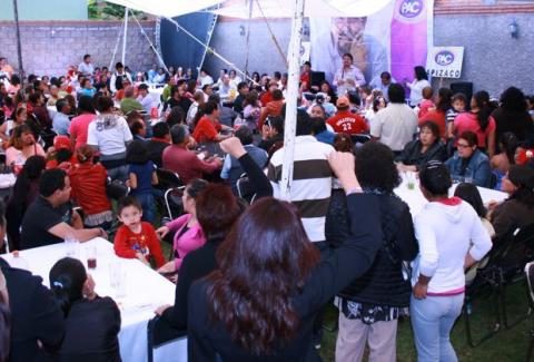 Mujeres y hombres comprometidos con la promoción del voto a favor de Justo Lozano Tovar, candidato del PAC a la presidencia municipal de Apizaco, impulsan la fuerza de una gran locomotora que nadie detiene para llevar al triunfo al abanderado del PAC este 7 de julio. Mujeres y hombres comprometidos con la promoción del voto a favor de Justo Lozano Tovar, candidato del PAC a la presidencia municipal de Apizaco, impulsan la fuerza de una gran locomotora que nadie detiene para llevar al triunfo al abanderado del PAC este 7 de julio.