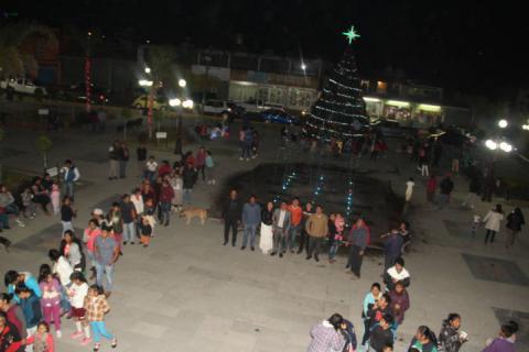 Con el encendido del árbol encendemos un nuevo año de progreso: alcalde imagen 1