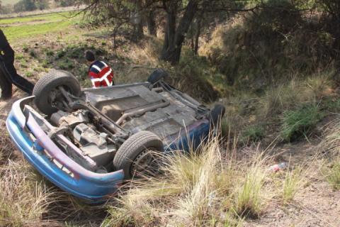 Dejan vehículo abandonado tras volcadura imagen 1