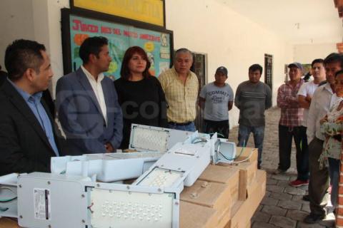 Alcalde continúa modernizando el alumbrado público ahora en Ayometitla imagen 1