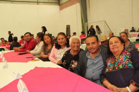 Apapacho Herrera Vara a cientos de abuelitos de Nopalucan imagen 1