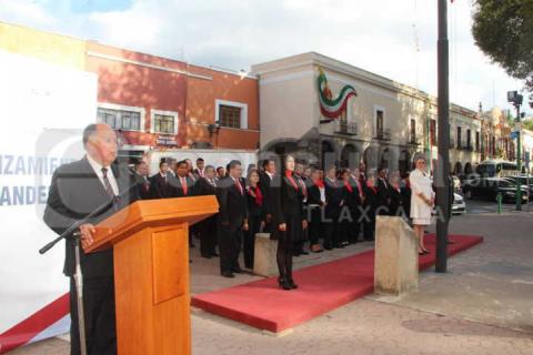 Alcalde realiza el Arrio del Lábaro Patrio en el 209 de la Independencia de México imagen 4