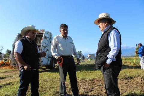 Alcalde encabeza faena de limpieza en el panteón de Atotonilco imagen 1