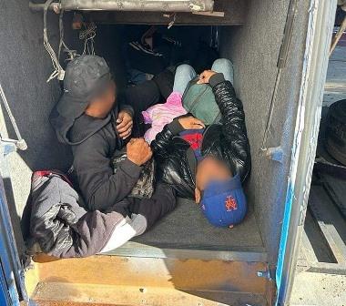 En Ixtacuixtla detienen a chofer que transportaba 100 migrantes