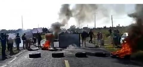 Con cierre carretera, habitantes de Ixtenco exigen destitución de su edil