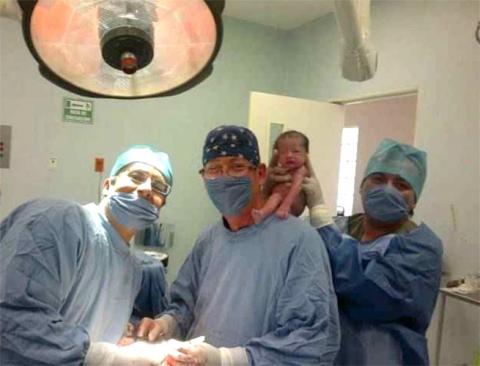Investigan a médicos que se tomaron selfie con bebé