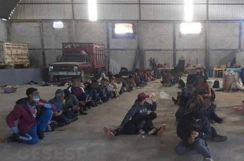 Casi un centenar de migrantes fueron detenidos en una bodega de Atlangatepec