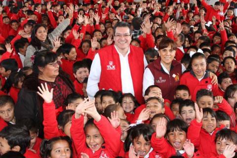 Entrega Marco Mena 253 mil chamarras a estudiantes de Tlaxcala imagen 1
