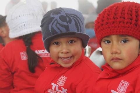 Entrega Marco Mena 253 mil chamarras a estudiantes de Tlaxcala imagen 4