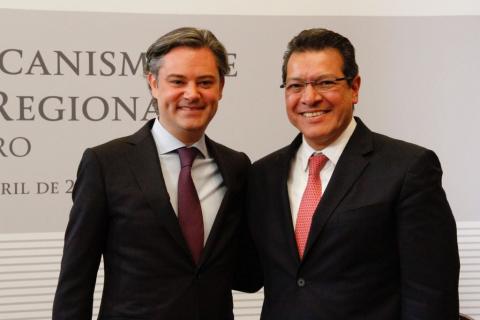 Firma Marco Mena acuerdo para el Nuevo Modelo Educativo