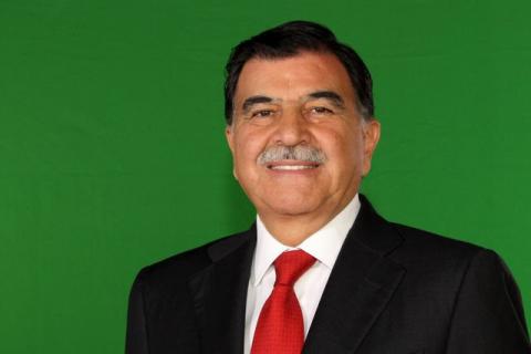 Mariano hace negocios con las placas de circulación