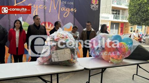 Entrega alcalde de Teolocholco paquetes de juguetes a instituciones educativas