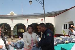 Alcalde mejora imagen de 35 policías entregándoles uniformes imagen 3