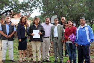 Entrega alcalde aportación para ampliar escuela