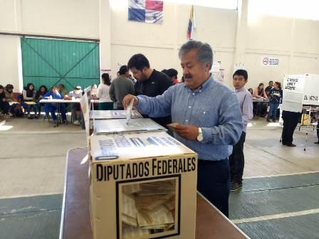 Alcalde de Ixtacuixtla vota y pide a los ciudadanos participar