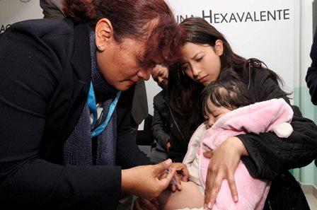Sandra encabeza primera administración de la vacuna hexavalente imagen 2