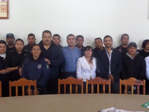 Entrega Javier Hernández Mejía uniformes a 42 policías municipales imagen 3