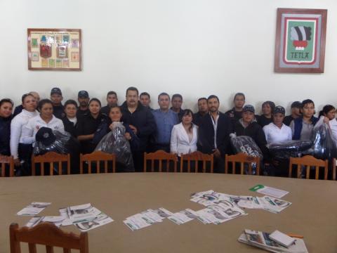Entrega Javier Hernández Mejía uniformes a 42 policías municipales imagen 4