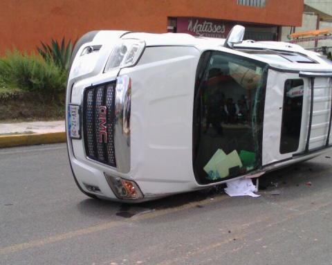 Se vuelca frente a conocido centro comercial en Apizaco