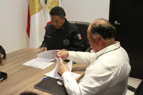 La SSC y el ayuntamiento de Atlangatepec entregan armas de fuego a la policía municipal imagen 1