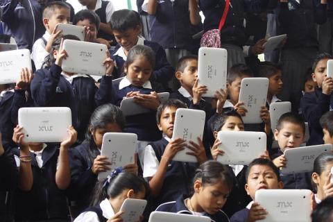 Guarda silencio en Puebla por compra de tabletas a textilera