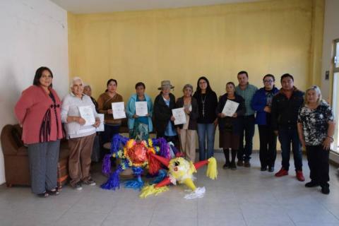 Entrega de constancias en Tzompantepec al grupo de la tercera edad del curso de piñatas