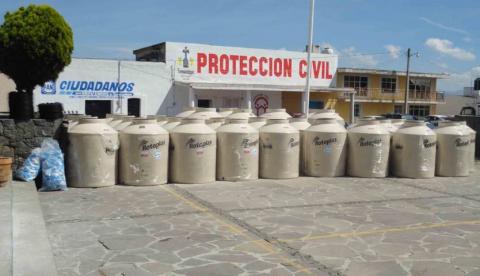 Alcalde de Tzompantepec entrega 220 tinacos a familias imagen 2
