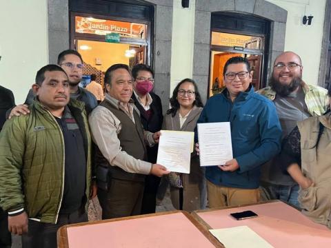El presidente de la UPET, Moisés Morales del Razo, recibió las propuestas de dos planillas para participar en el proceso de renovación de la Mesa Directiva para los próximos dos años.