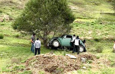 Vocho se vuelva en carretera; conductor resulta lesionado imagen 1