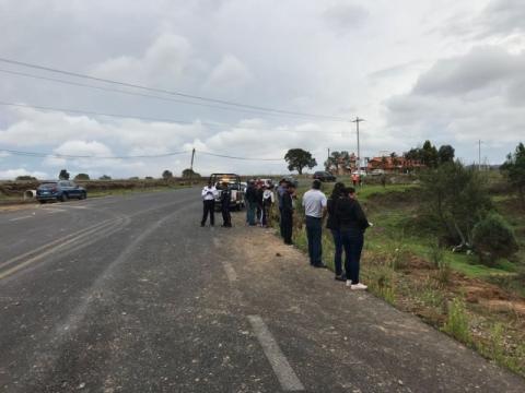 Vocho se vuelva en carretera; conductor resulta lesionado imagen 2