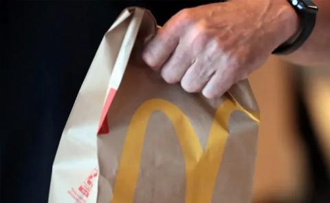 Empleados de un McDonald´s entregan por error miles de dólares a un cliente que solo iba por una hamburguesa