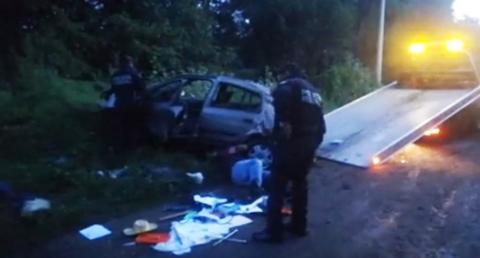 Vuelca vehículo en el Molinito y conductor queda atrapado