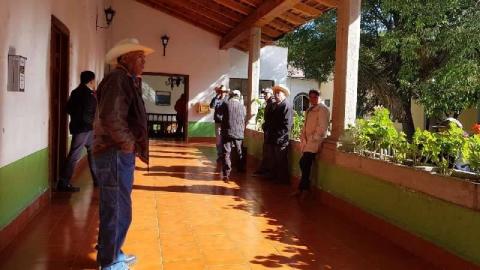 Hacen plantón en la SEFOA, exigen pago del seguro catastrófico