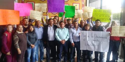 Sesionan diputados en medio de protestas del SNTE