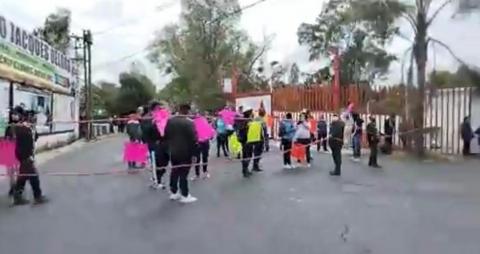 Trabajadores de Red Burger cierran vialidad imagen 1