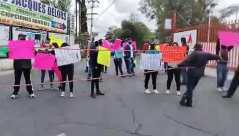 Trabajadores de Red Burger cierran vialidad imagen 2