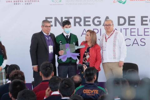 Entrega de equipamiento a planteles CECyTE-EMSAD y becas Santander 2022 imagen 4